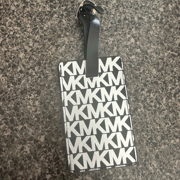 💥New- Michael Kors Luggage Tag (Today Only) - Picture 4 of 6